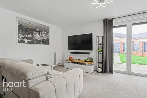 3 bedroom semi-detached house for sale, STAITHES Drive, Wakefield