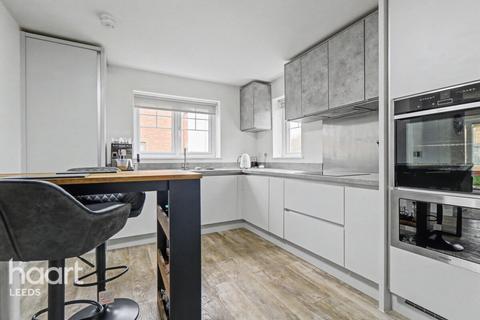 3 bedroom semi-detached house for sale, STAITHES Drive, Wakefield