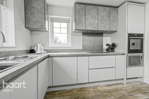 3 bedroom semi-detached house for sale, STAITHES Drive, Wakefield