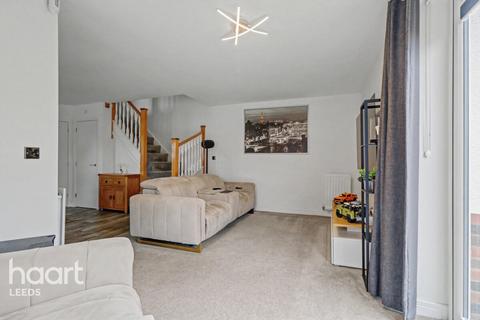 3 bedroom semi-detached house for sale, STAITHES Drive, Wakefield