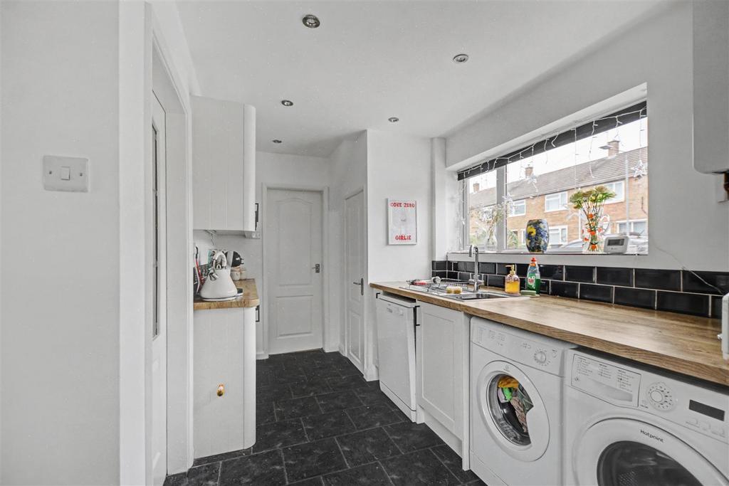 Kitchen 2.jpeg