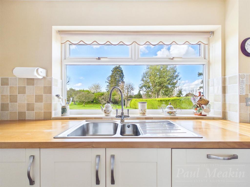 Kitchen/ Breakfast Room