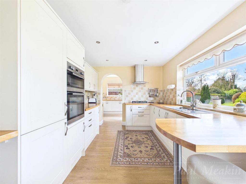 Kitchen/ Breakfast Room