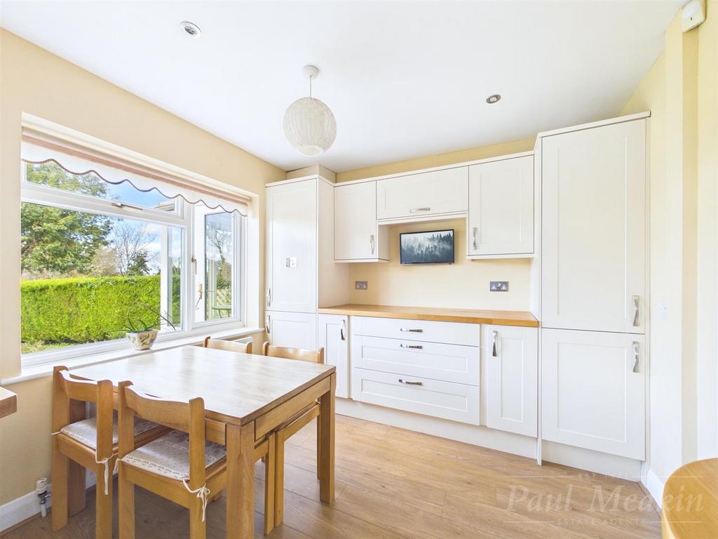 Kitchen/ Breakfast Room