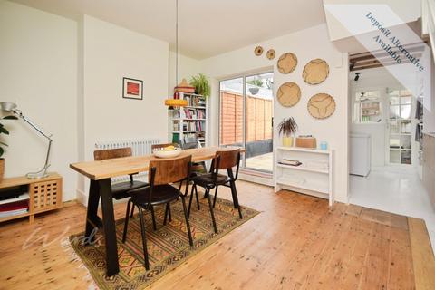 4 bedroom terraced house to rent, Penfold Road Folkestone CT19