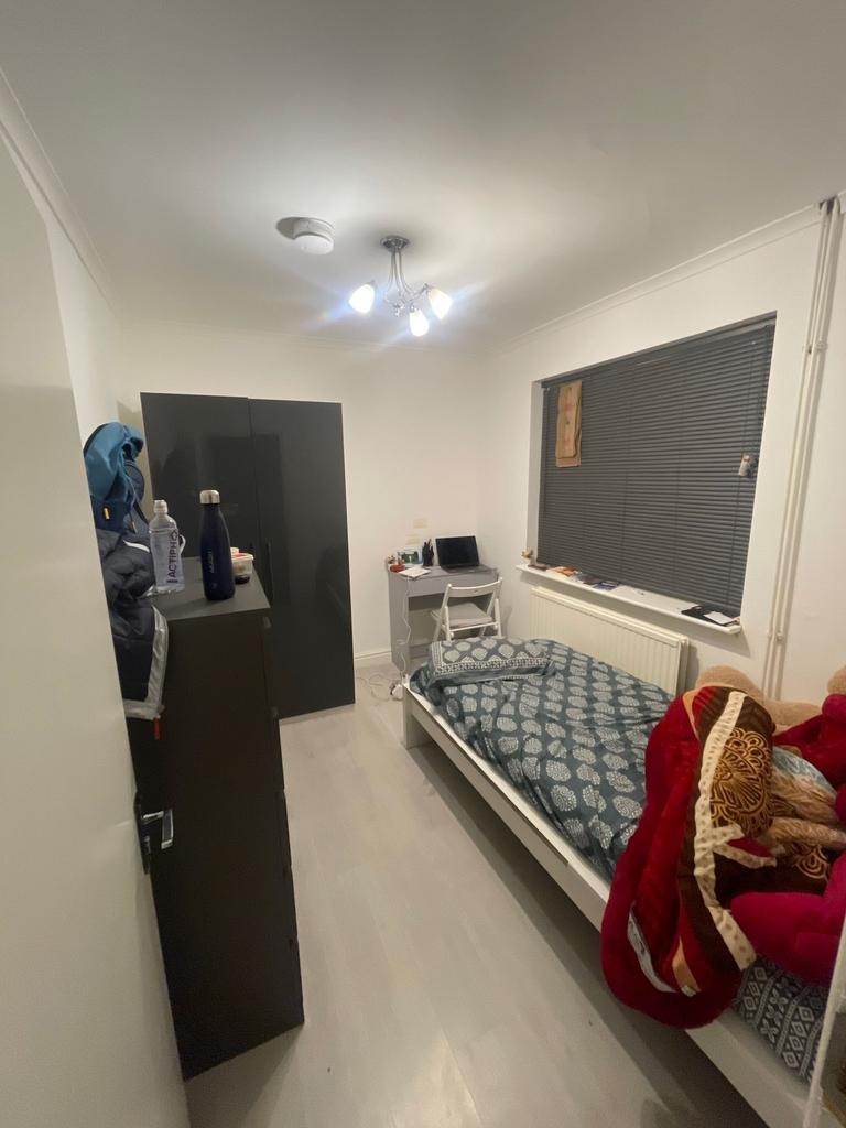 Neat single bedroom with a comfortable bed, com...