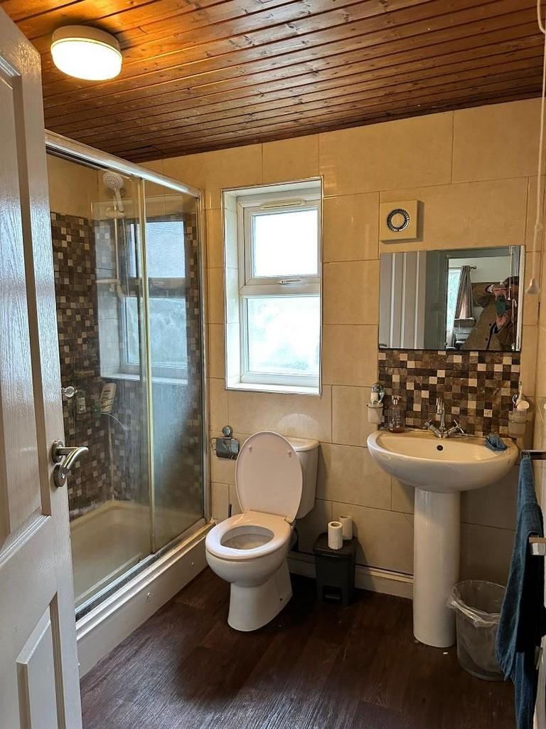 Bathroom (Upstairs)