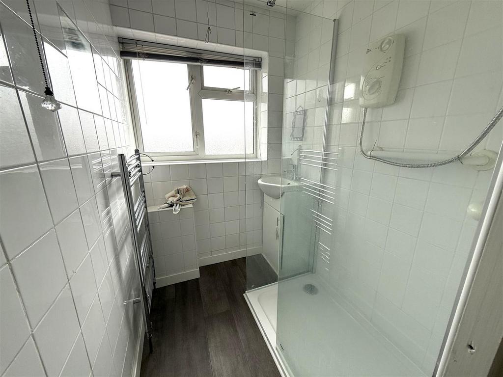 11 byron place bath.jpeg