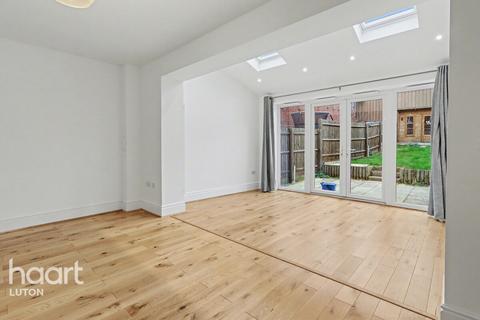 4 bedroom semi-detached house for sale, Armstrong Road, Luton