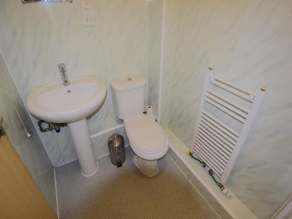 Bathroom 8, 37 QST