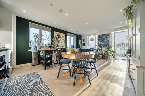 2 bedroom flat for sale, Layard Road, London, SE16