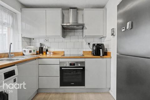 2 bedroom apartment for sale, Blackmoor Court, LEEDS