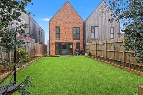 4 bedroom semi-detached house for sale, Harrowfield Close, Nuneaton, CV10