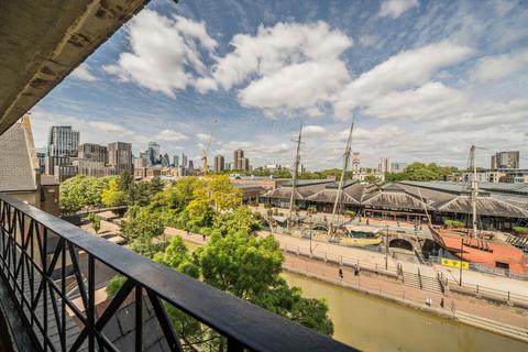 1 bedroom flat for sale, Discovery Walk, London E1W