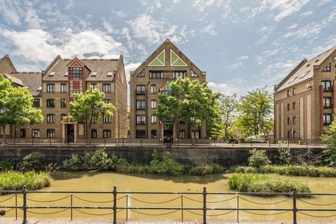 1 bedroom flat for sale, Discovery Walk, London E1W