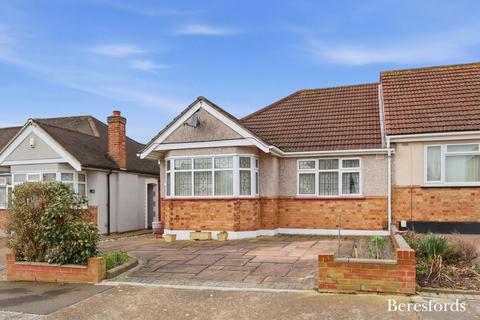 3 bedroom bungalow for sale, Alma Avenue, Hornchurch, RM12