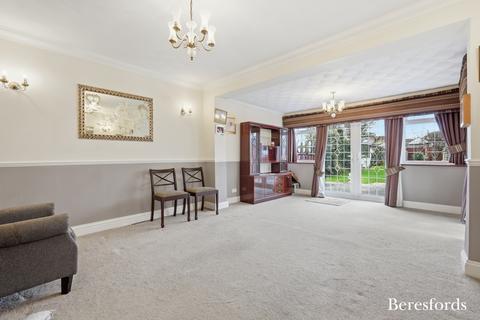 3 bedroom bungalow for sale, Alma Avenue, Hornchurch, RM12