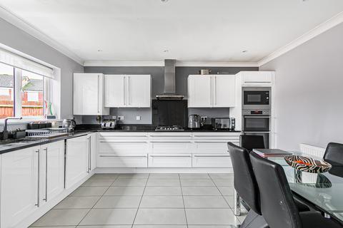 3 bedroom detached bungalow for sale, Maplefield, Park Street, St Albans, AL2