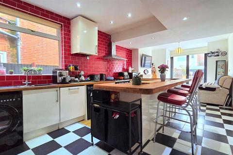 5 bedroom terraced house for sale, Avondale Road, Gorleston