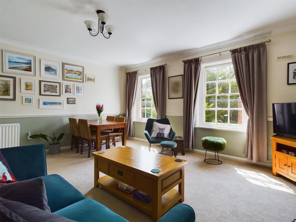 Lounge/Dining Room