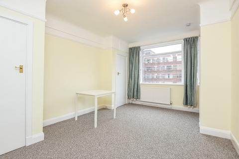 Studio to rent, Balham High Road, Balham, London, SW17