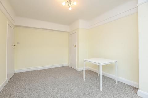 Studio to rent, Balham High Road, Balham, London, SW17
