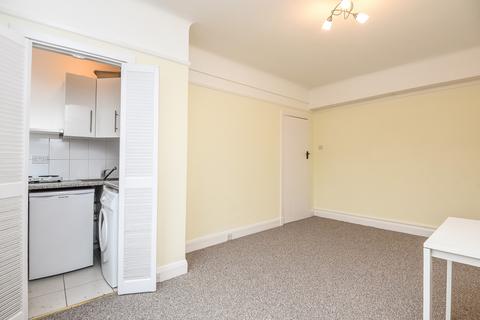Studio to rent, Balham High Road, Balham, London, SW17