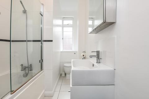 Studio to rent, Balham High Road, Balham, London, SW17