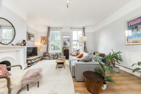 2 bedroom flat to rent, Queens Road, Weybridge KT13