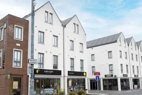 1 bedroom flat to rent, High Street, Surrey TW20
