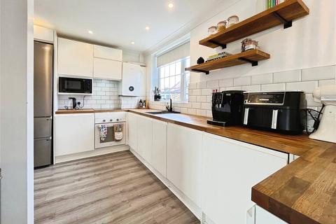 4 bedroom end of terrace house for sale, Eltham Palace Road, London SE9