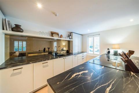 3 bedroom flat for sale, Lawn Lane, London SW8