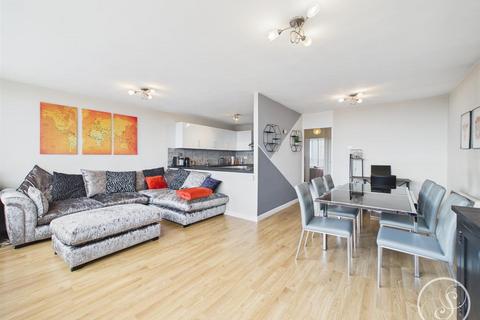 2 bedroom flat for sale, Ingledew Court, Leeds