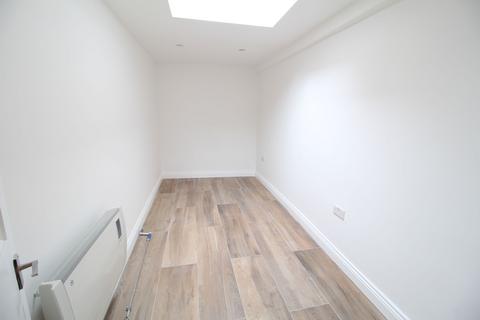 1 bedroom apartment to rent, High Street, London N8