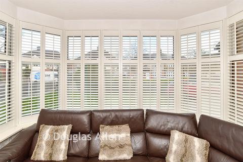 Studio for sale, 16 Westmoreland Avenue, Hornchurch RM11