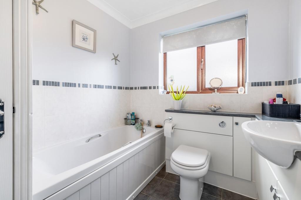 12 Pear Tree Road (Frampton)-28