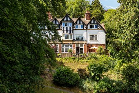 Harestone Valley Road, Caterham, CR3