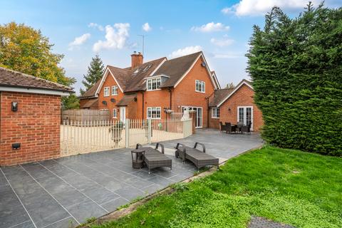 Reading Road, Hook, RG27