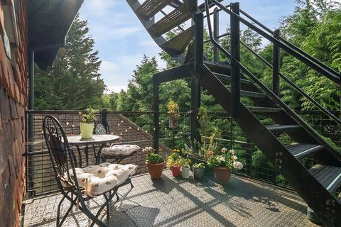 3 bedroom flat for sale, Snatts Hill, Oxted, RH8
