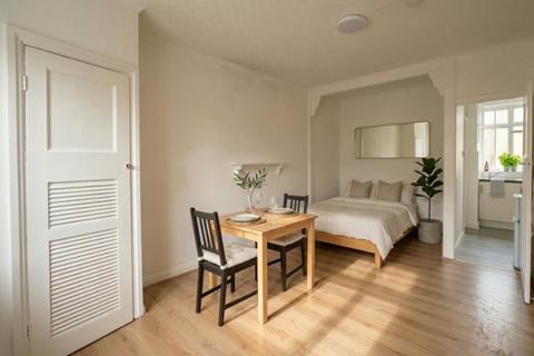 Studio to rent, Tudor Close, Brixton