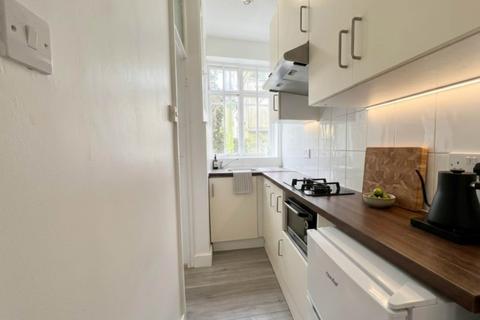 Studio to rent, Tudor Close, Brixton