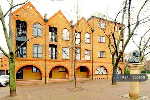 1 bedroom in a house share to rent, Brunswick Quay, London, SE16