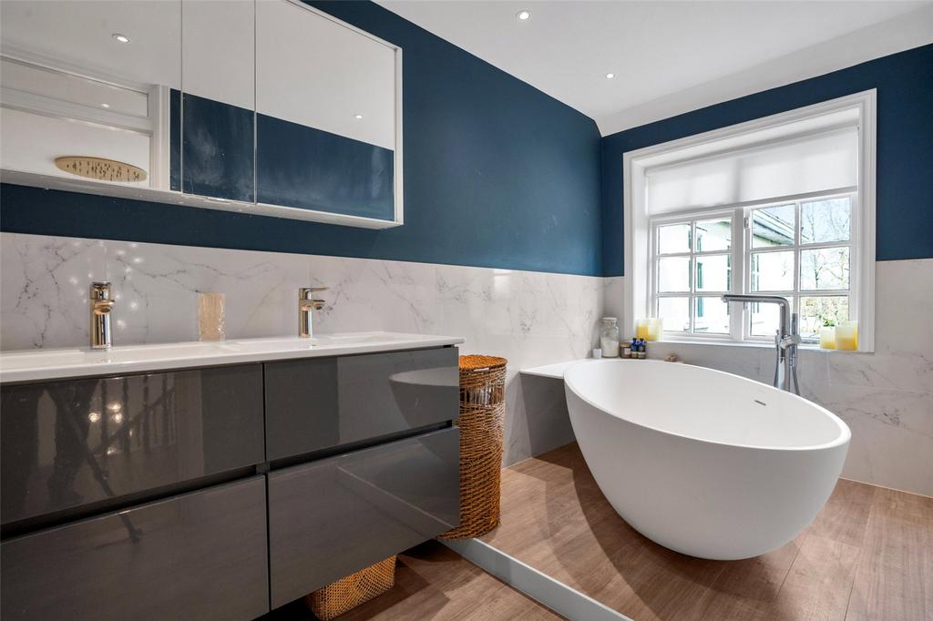 Family Bathroom 1