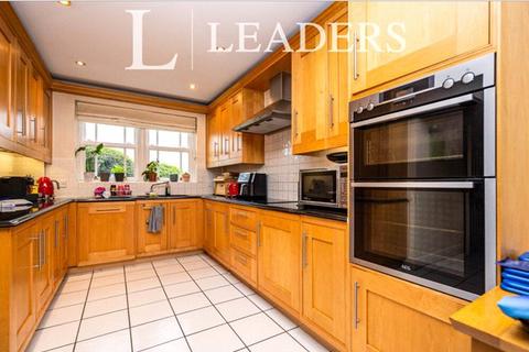 5 bedroom flat to rent, Newlands Crescent, GU1