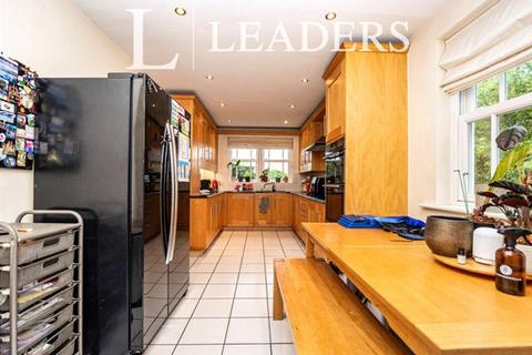 5 bedroom flat to rent, Newlands Crescent, GU1