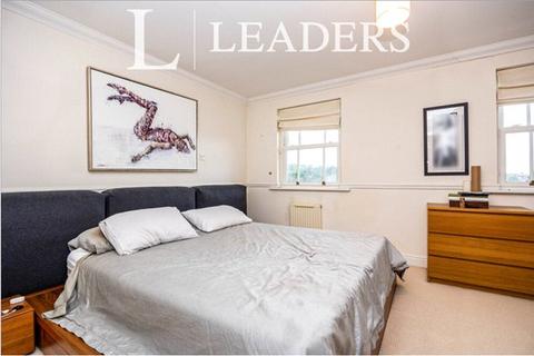 5 bedroom flat to rent, Newlands Crescent, GU1
