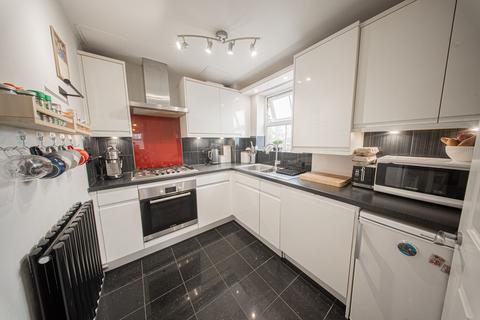 2 bedroom flat for sale, Heath Road, Haywards Heath, RH16