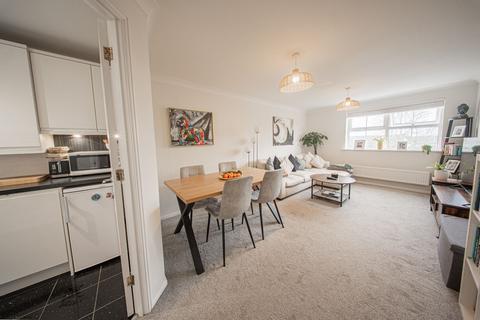 2 bedroom flat for sale, Heath Road, Haywards Heath, RH16