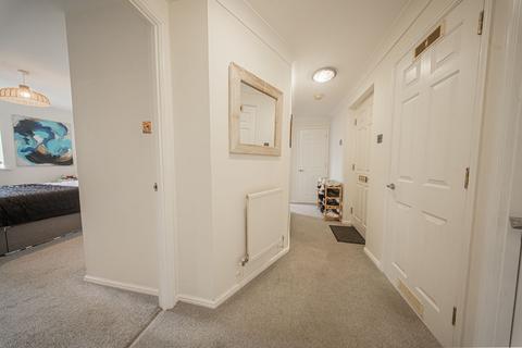 2 bedroom flat for sale, Heath Road, Haywards Heath, RH16