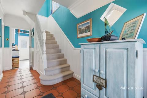 3 bedroom semi-detached house for sale, Clayhall Avenue, Clayhall IG5